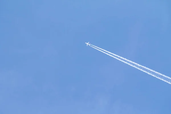 Trace Blanche Avion Dans Ciel Bleu — Photo