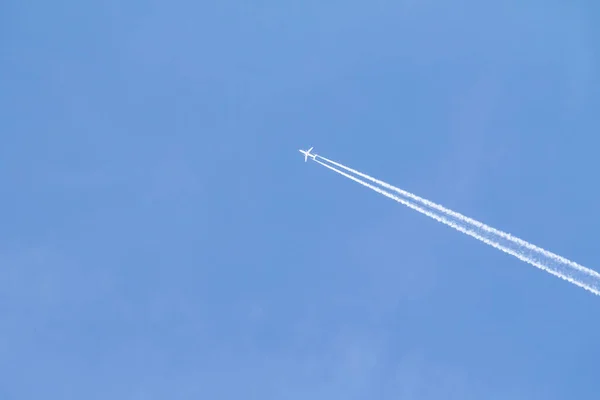 Huella Blanca Del Avión Cielo Azul — Foto de Stock