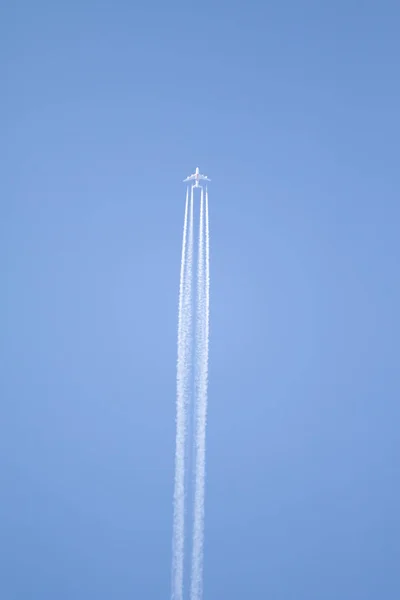 Błękitne Niebo Szlak Lotniczy Wysoko Niebie — Zdjęcie stockowe