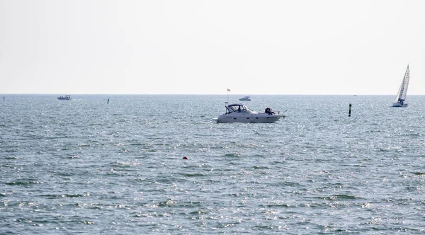 Segelboot Vergnügungsyachten Auf Dem Hintergrund Des Meeres — Stockfoto