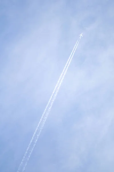 空高く青い空と飛行機の歩道 — ストック写真