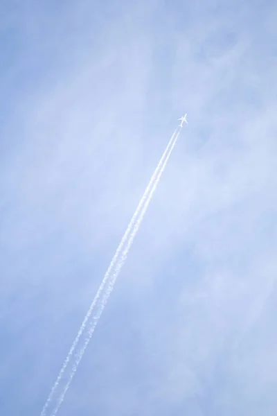 Блакитне Небо Літак Слідують Високо Небі — стокове фото