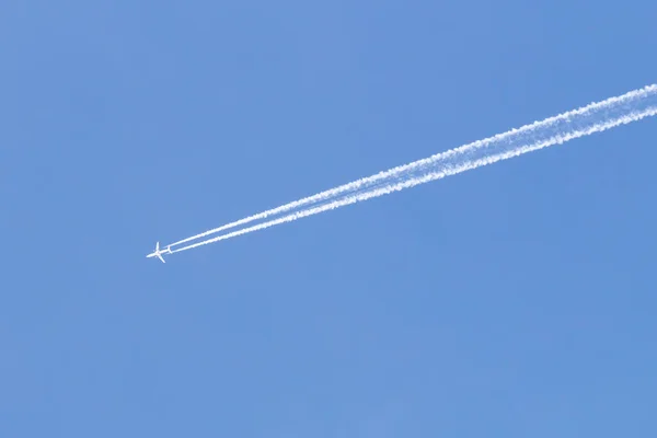 하늘에 비행기의 — 스톡 사진