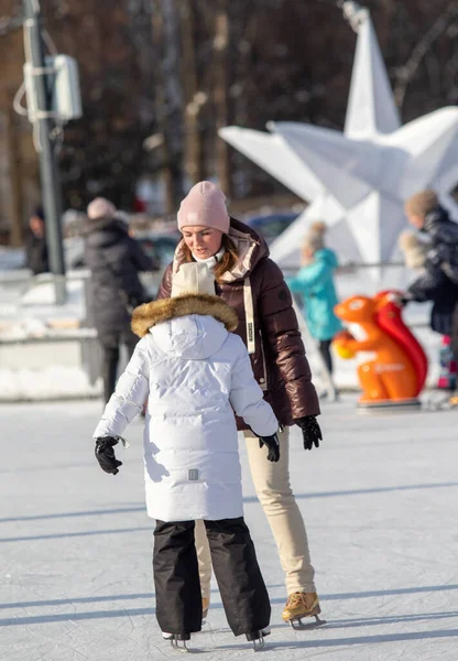モスクワ ロシア 2022年1月5日 クリスマス休暇中のアイススケート — ストック写真