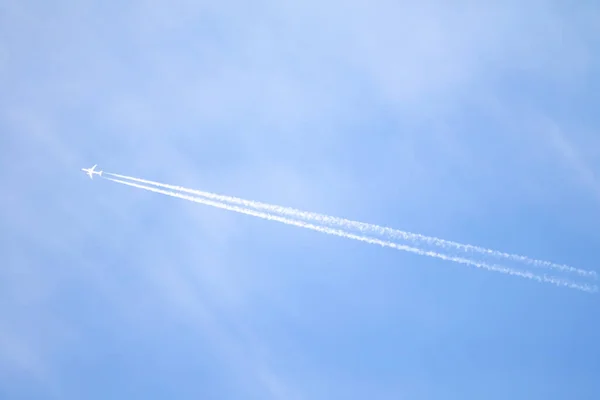 Ciel Bleu Piste Avion Haut Dans Ciel — Photo