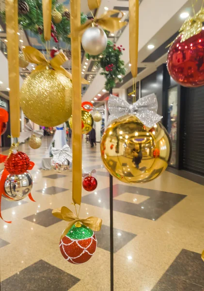 Odak dışı, bokeh, Noel ağacı süslemeleri.