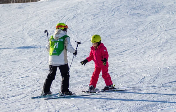 Sochi Rússia Janeiro 2022 Esqui Alpino Dia Ensolarado Inverno Recreação — Fotografia de Stock