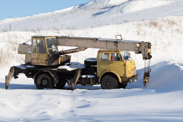 Moscú Rusia Enero 2022 Grúa Camión Nieve Naturaleza Invernal — Foto de Stock