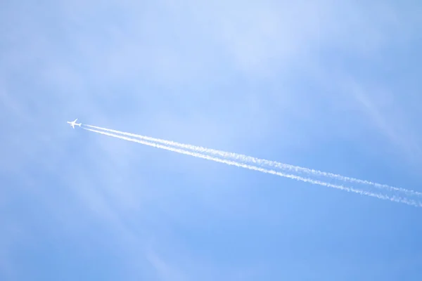 空高く青い空と飛行機の歩道 — ストック写真