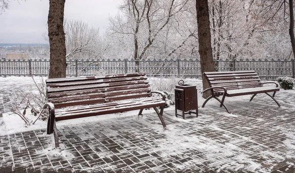 風景冬の公園 雪の中で木製のベンチ — ストック写真