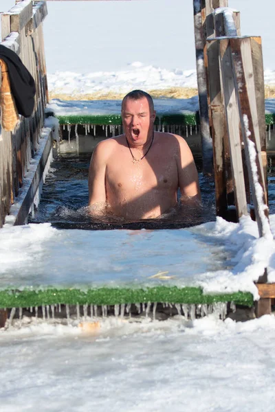 러시아 Lipetsk 2022 피피피 정교회 겨울에 구멍에서 목욕하는 사람들 — 스톡 사진