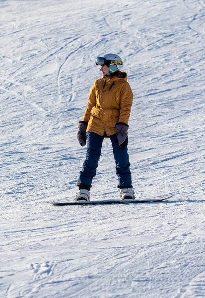 Soczi Rosja Stycznia 2022 Snowboardziści Zimowy Słoneczny Dzień Aktywny Wypoczynek — Zdjęcie stockowe