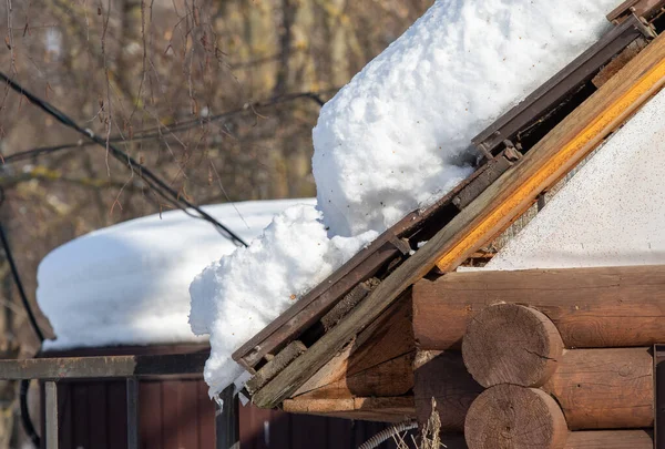 Eiszapfen Und Schnee Hängen Von Den Hausdächern — Stockfoto