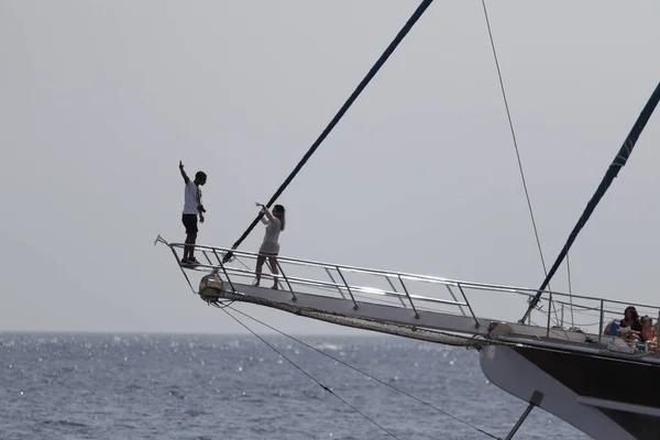 Sharm Sheikh Egitto Febbraio 2022 Uomini Donne Sulla Nave Navigano — Foto Stock