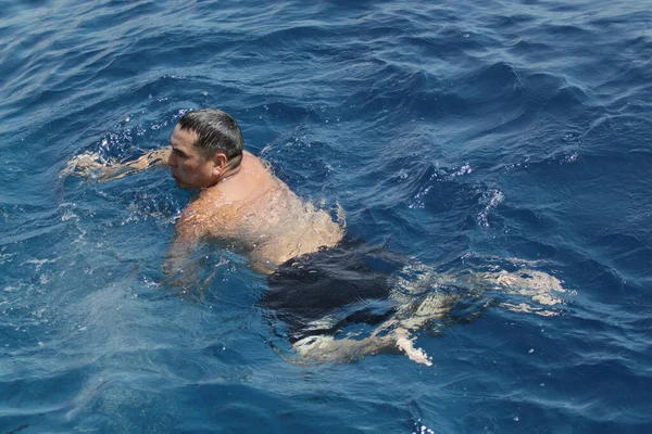 Sharm Sheikh Egipt Lutego 2022 Mężczyźni Pływają Opalają Się Morze — Zdjęcie stockowe