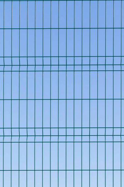 Металлическая Решетка Против Голубого Неба — стоковое фото