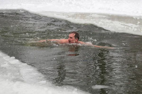 Ліпецьк Росія Грудня 2021 Чоловіки Холодній Воді Плавають Зимовому Снігу — стокове фото