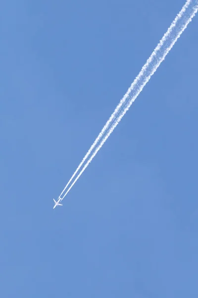 Trace Blanche Avion Dans Ciel Bleu — Photo