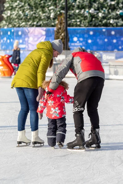 Moskova, Rusya - 5 Ocak 2022: Noel tatilinde buz pateni.