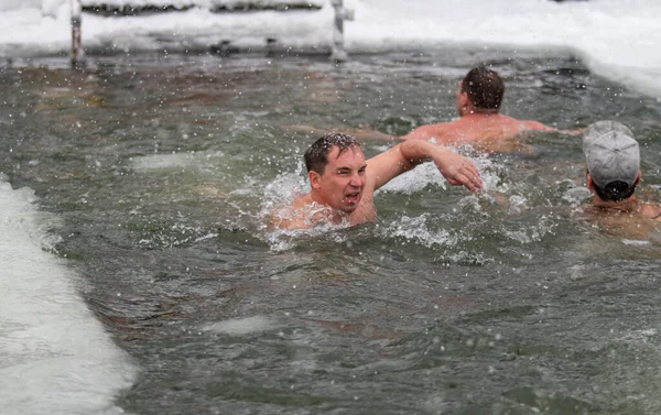 Lipetsk Rosja Grudnia 2021 Mężczyźni Zimnej Wodzie Pływają Zimowym Śniegu — Zdjęcie stockowe
