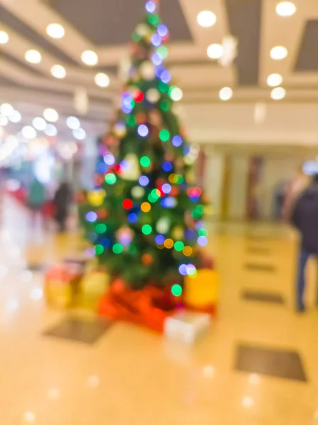 フォーカスのうちぼんやりボケ スーパーマーケットでクリスマスツリー — ストック写真