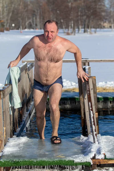 러시아 Lipetsk 2022 피피피 정교회 겨울에 구멍에서 목욕하는 사람들 — 스톡 사진