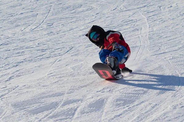 Sochi Ρωσία Ιανουαρίου 2022 Snowboarders Ηλιόλουστη Μέρα Χειμώνα Ενεργή Χειμερινή — Φωτογραφία Αρχείου