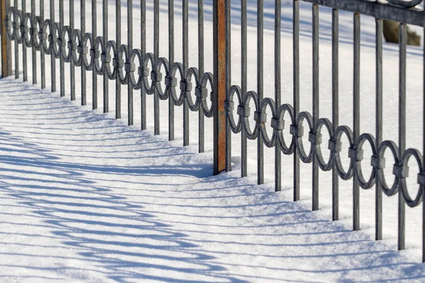 Fém Kerítést Télen Borítja — Stock Fotó