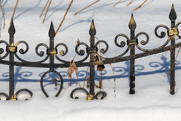 Cerca Metal Está Cubierta Nieve Invierno — Foto de Stock