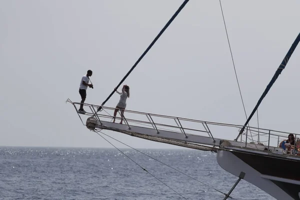 Sharm Sheikh Egito Fevereiro 2022 Homens Mulheres Navio Navegam Mar — Fotografia de Stock