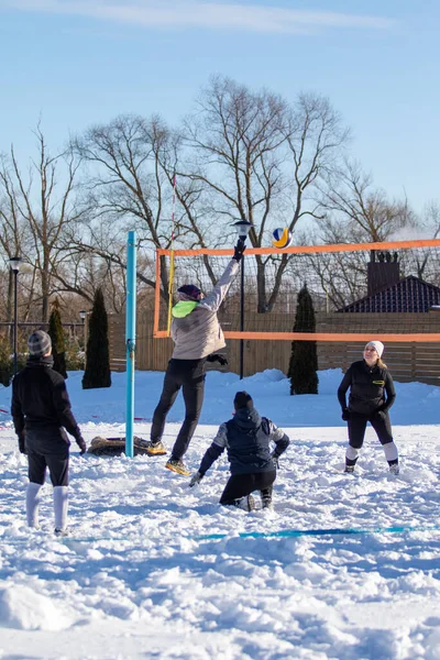 Lipetsk Rusya Ocak 2022 Güneşli Bir Günde Kışın Voleybol Oynamak — Stok fotoğraf