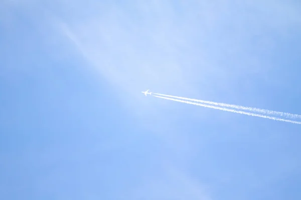 Блакитне Небо Літак Слідують Високо Небі — стокове фото