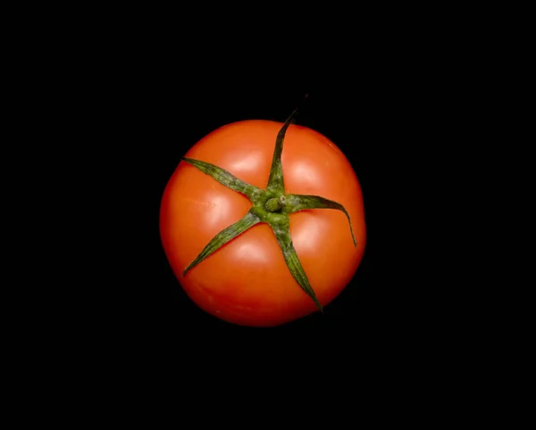 Reife Rote Tomate Isoliert Auf Schwarzem Hintergrund — Stockfoto