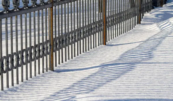 Metal Çitler Kışın Karla Kaplıdır — Stok fotoğraf