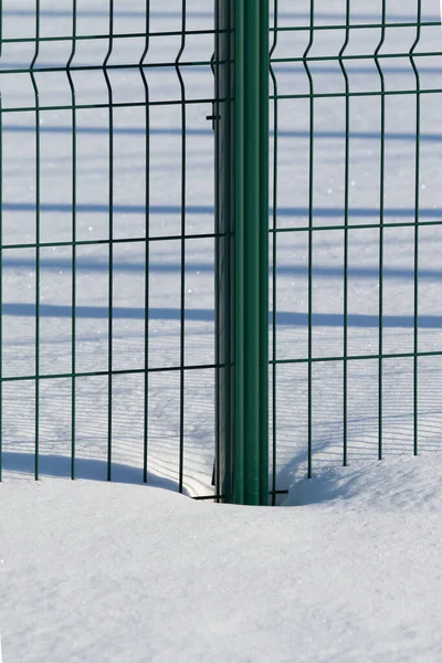 Grüner Metallzaun Mit Schnee Bedeckt Winter — Stockfoto