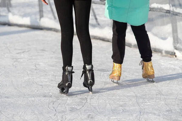 Moskova, Rusya - 5 Ocak 2022: Noel tatilinde buz pateni.