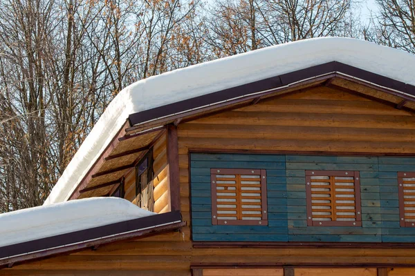 Eiszapfen Und Schnee Hängen Von Den Hausdächern — Stockfoto