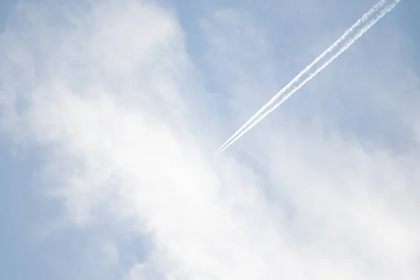 白い雲と青い空 空の背景 — ストック写真