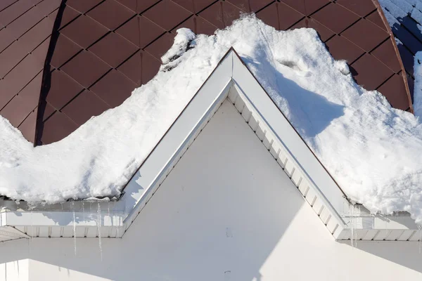 Ijspegels Sneeuw Hangen Aan Daken Van Huizen — Stockfoto