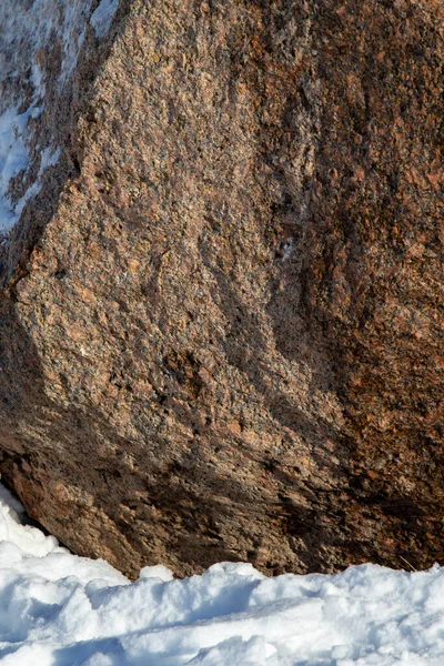 Bakgrund Granit Sten Täckt Med Snö — Stockfoto