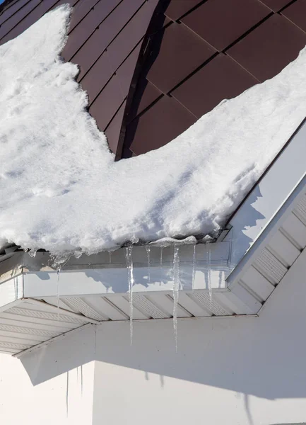 Ijspegels Sneeuw Hangen Aan Daken Van Huizen — Stockfoto