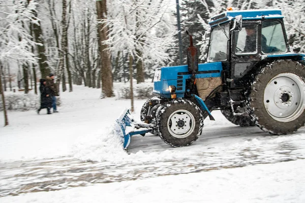 Moscú Rusia Diciembre 2021 Trabajos Remoción Nieve Parque — Foto de Stock