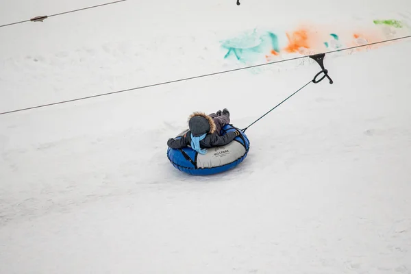 Lipetsk Russia 2022 어린이들 겨울날 스키를 탑니다 — 스톡 사진