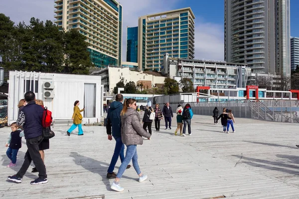 Soçi, Rusya - 27 Şubat 2022: Soçi şehir binalarının mimarisi, tatil beldesi, yeşil palmiye ağaçları.