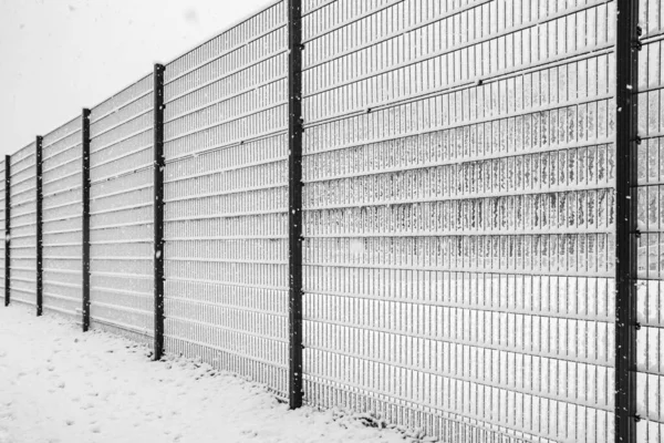 Valla Metálica Decorativa Invierno Paisaje Parque Cubierto Nieve Imágenes de stock libres de derechos