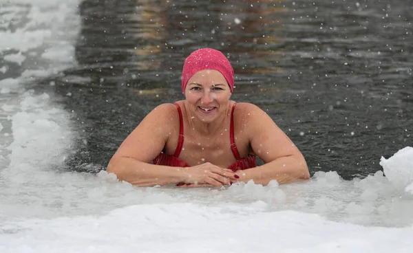 Lipetsk Russland Dezember 2021 Frauen Kalten Wasser Schwimmen Winter Starker Stockbild