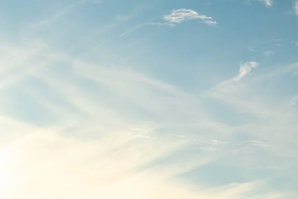 Weiße Zirruswolken Blauen Himmel Bild Eines Bewölkten Himmels Strahlender Himmel lizenzfreie Stockfotos