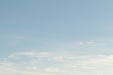 Mavi gökyüzünde beyaz sirrus bulutları. Bulutlu bir gökyüzü görüntüsü. Bulutlu parlak gökyüzü.