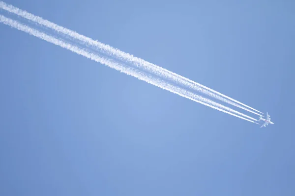 空高く青い空と飛行機の歩道 — ストック写真