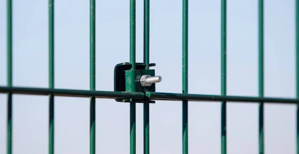 Metalen Hek Groen Hek Spervuur Straat Herfst — Stockfoto